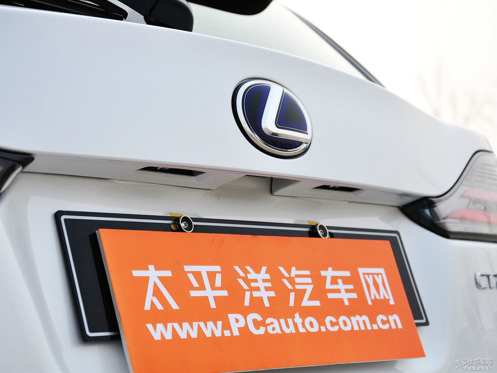 珍珠白雷克薩斯CT車尾外觀圖片