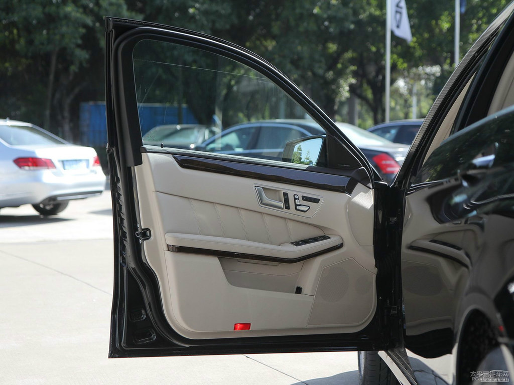 曜巖黑奔馳E級車廂內(nèi)飾圖片