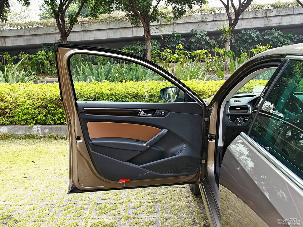 釉金帕薩特車廂內(nèi)飾圖片