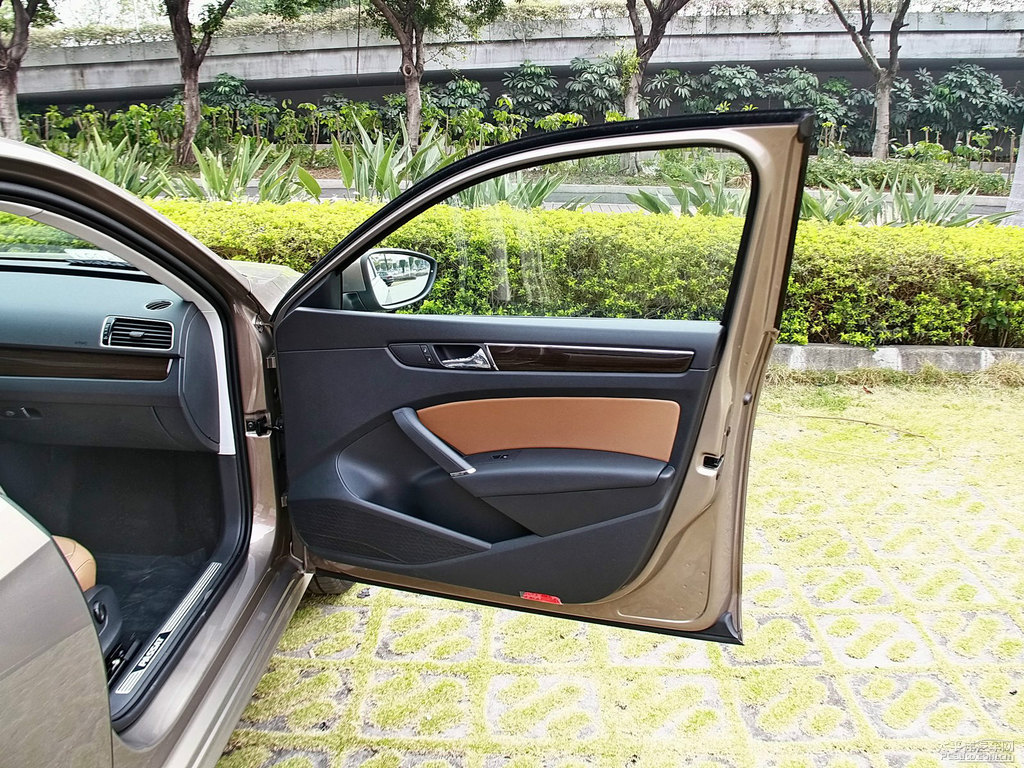 釉金帕薩特車廂內(nèi)飾圖片