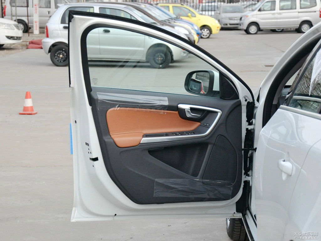 冰雪白沃爾沃V60車廂內(nèi)飾圖片