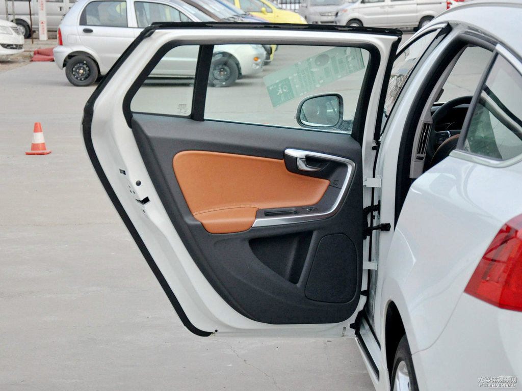 冰雪白沃爾沃V60車廂內(nèi)飾圖片