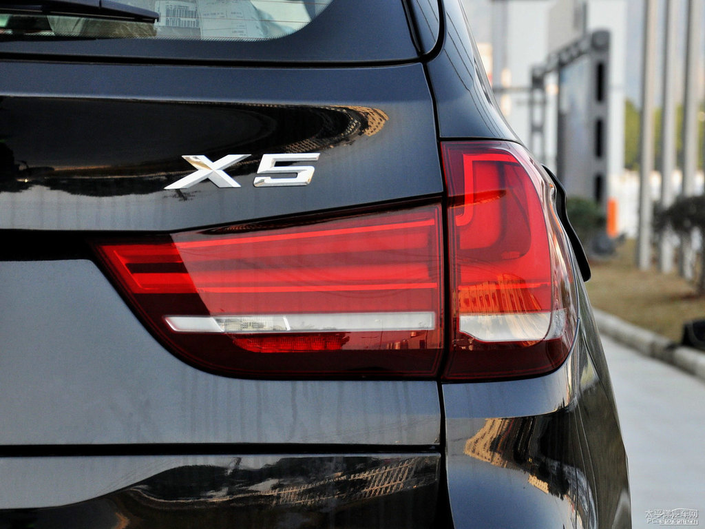 炭黑寶馬X5(進(jìn)口)車尾外觀圖片