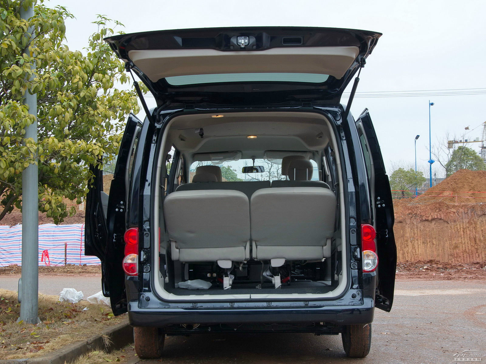 日產(chǎn)NV200空間高清大圖