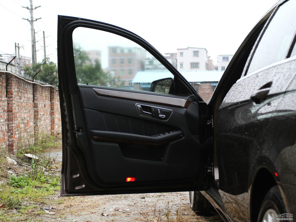 白云石棕奔馳E級(jí)車廂內(nèi)飾圖片