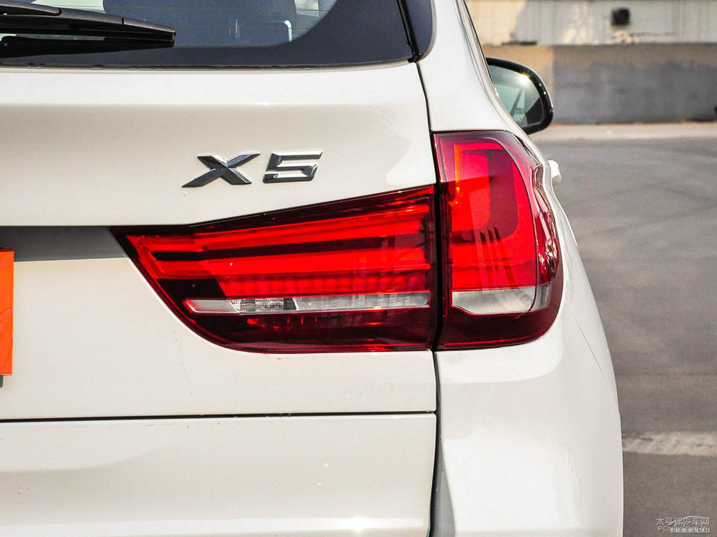 雪山白寶馬X5(進(jìn)口)車尾外觀圖片