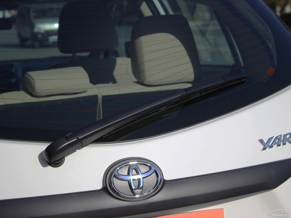 天際白YARiS L 致炫車尾外觀圖片