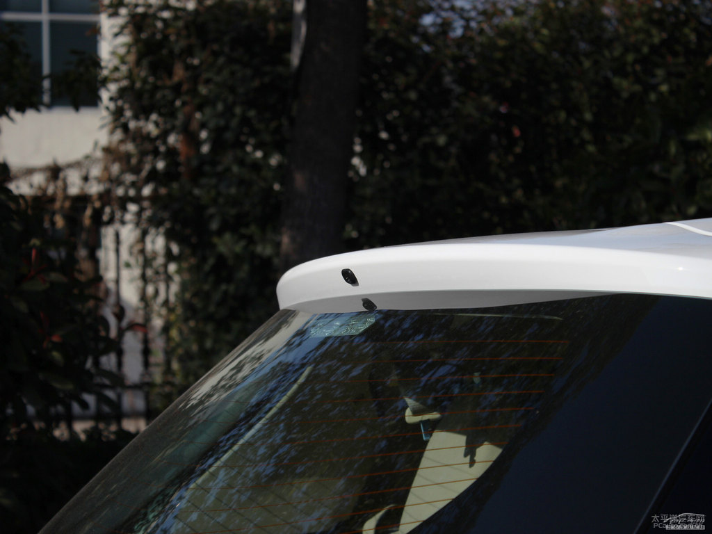 天際白YARiS L 致炫車尾外觀圖片