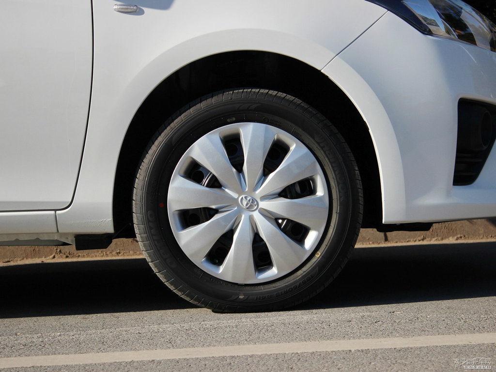 天際白YARiS L 致炫車身外觀圖片
