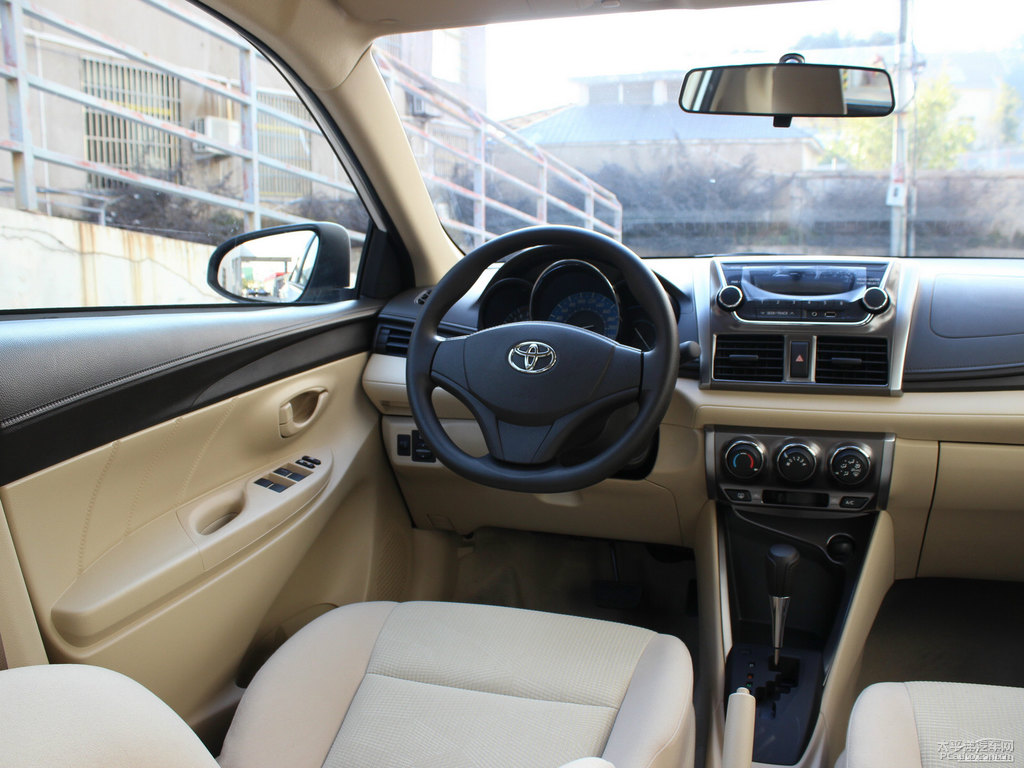 天際白YARiS L 致炫中控內(nèi)飾圖片
