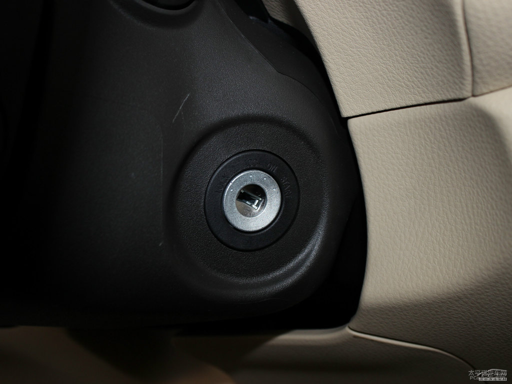 天際白YARiS L 致炫中控內(nèi)飾圖片