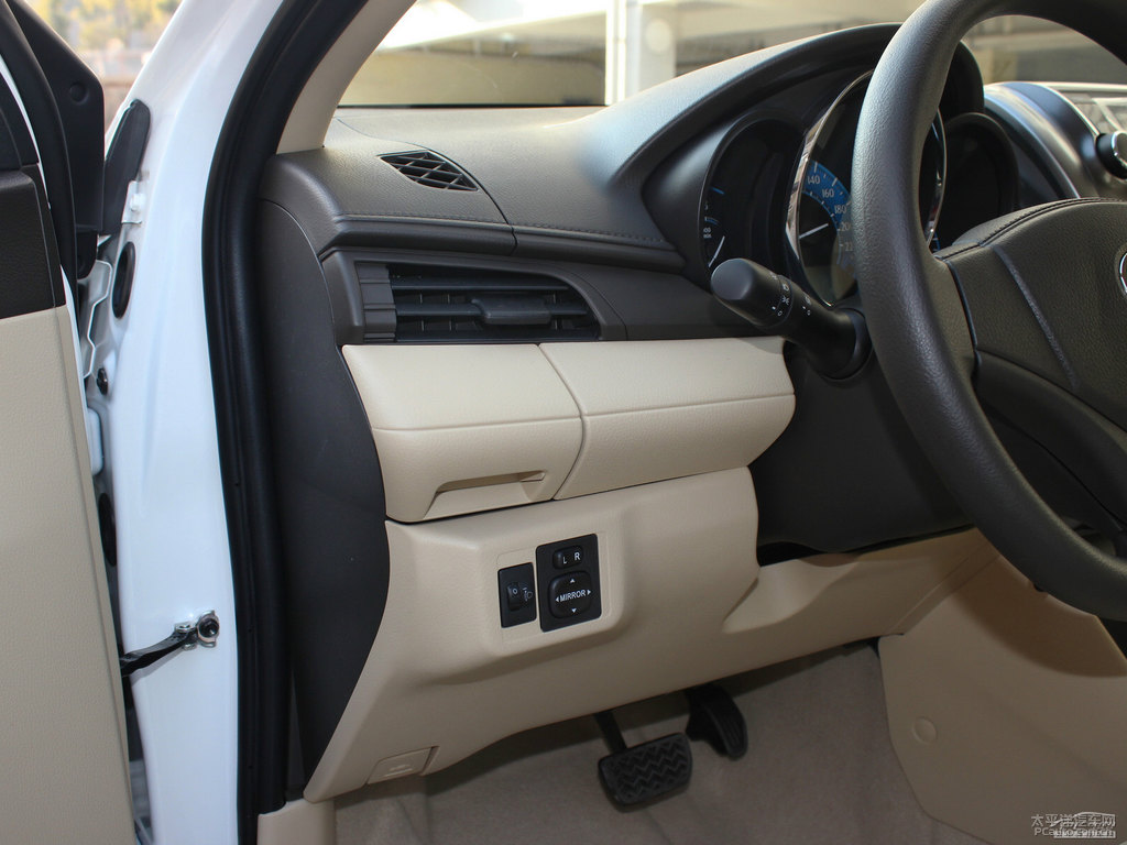 天際白YARiS L 致炫中控內(nèi)飾圖片