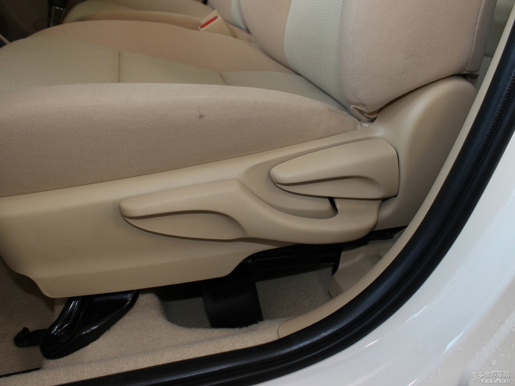 天際白YARiS L 致炫座椅內(nèi)飾圖片