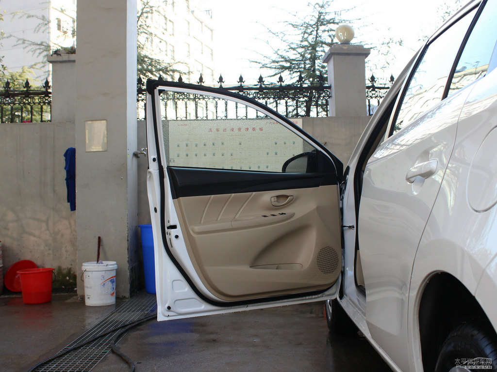 天際白YARiS L 致炫車廂內(nèi)飾圖片