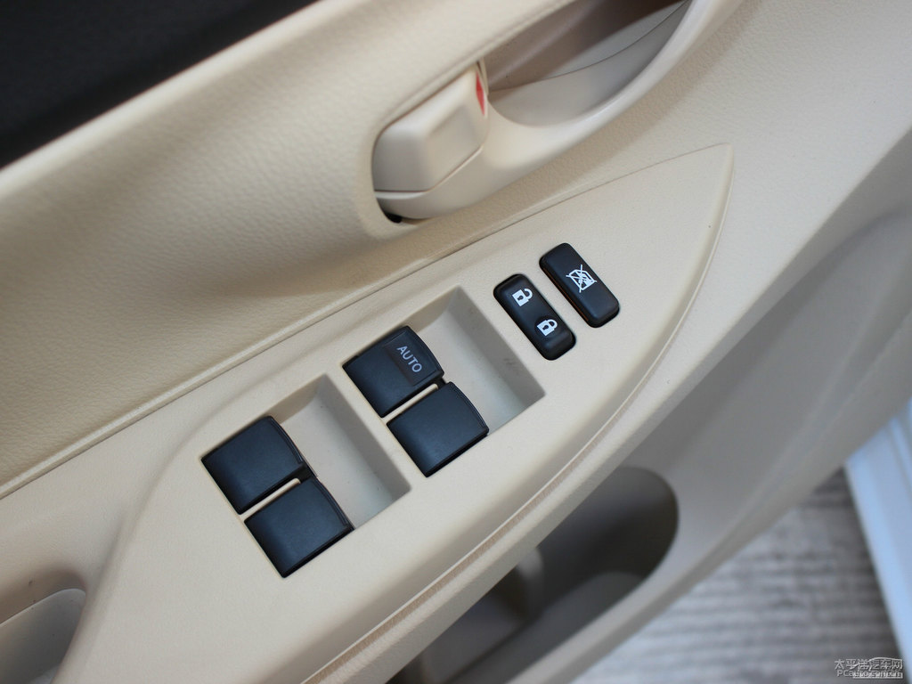 天際白YARiS L 致炫車廂內(nèi)飾圖片