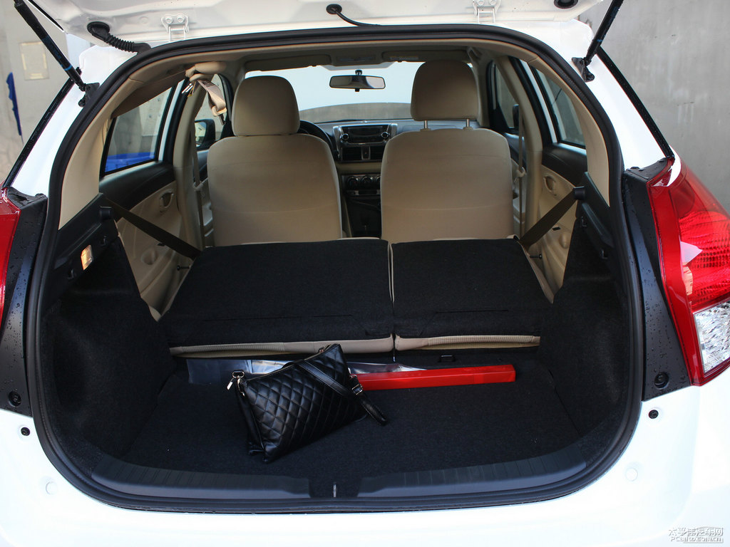 天際白YARiS L 致炫后備廂空間圖片