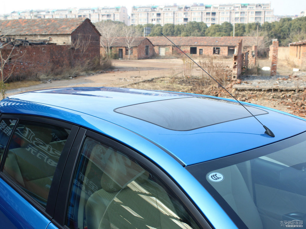 極光藍(lán)YARiS L 致炫車身外觀圖片