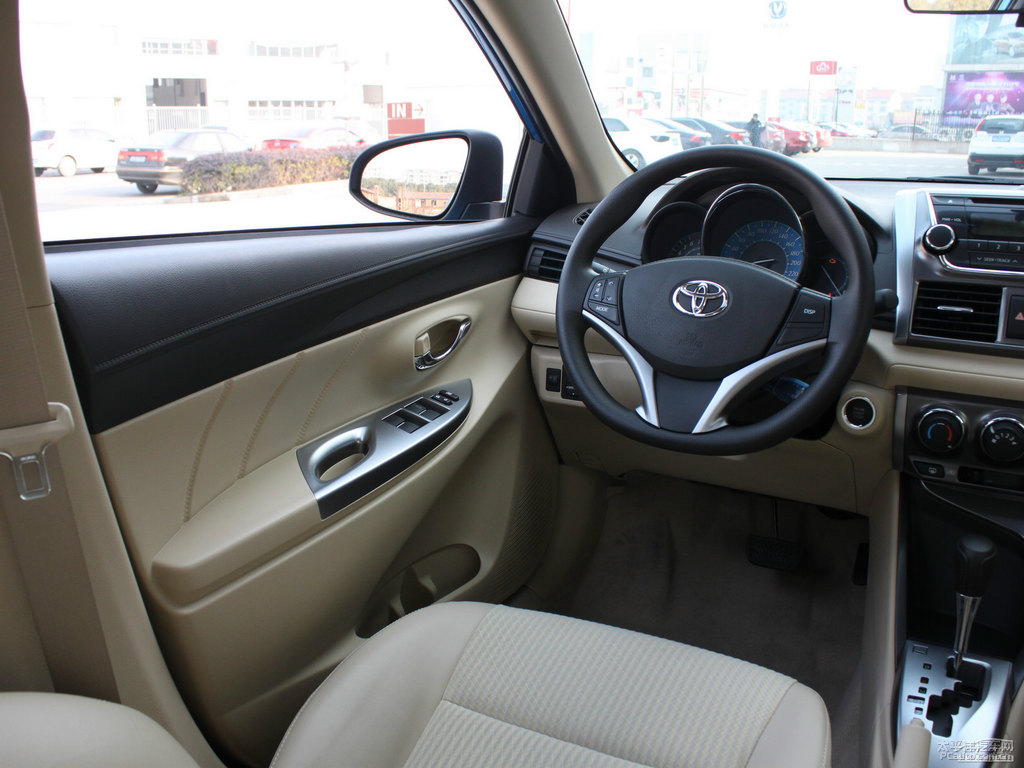極光藍(lán)YARiS L 致炫中控內(nèi)飾圖片