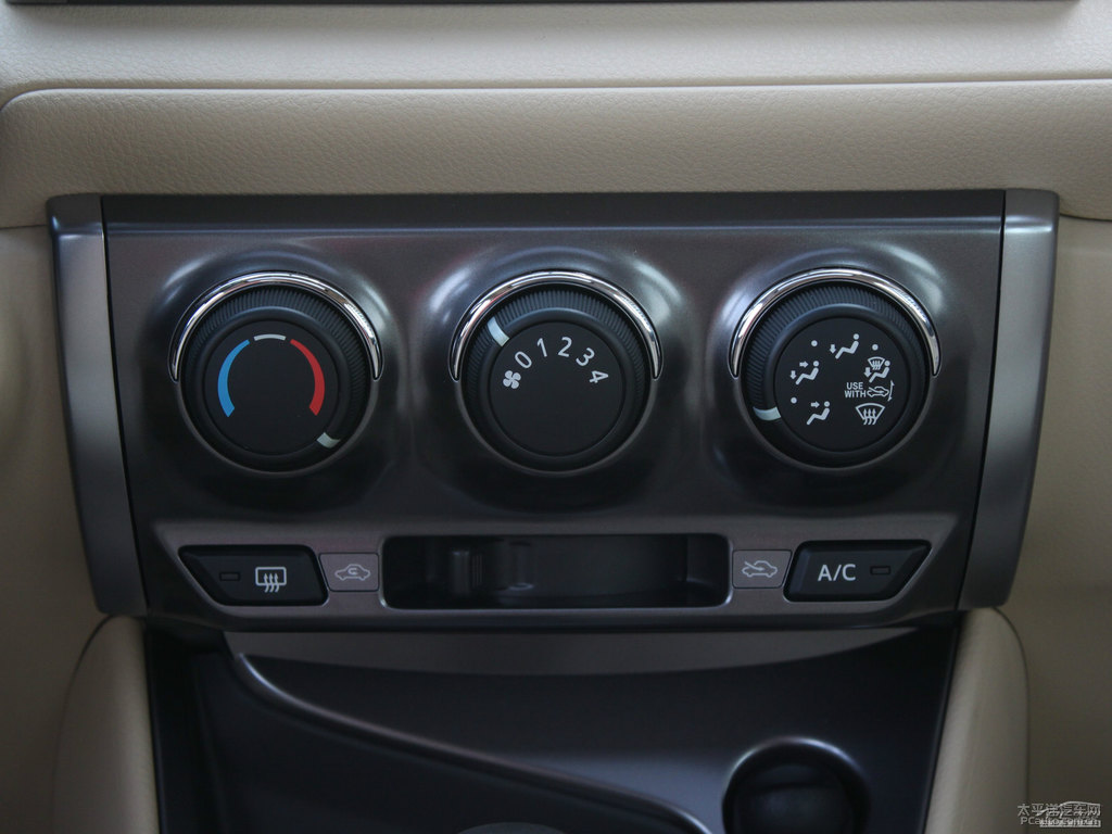 極光藍YARiS L 致炫中控內(nèi)飾圖片