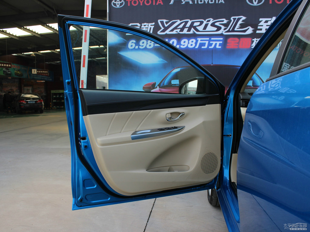 極光藍YARiS L 致炫車廂內(nèi)飾圖片