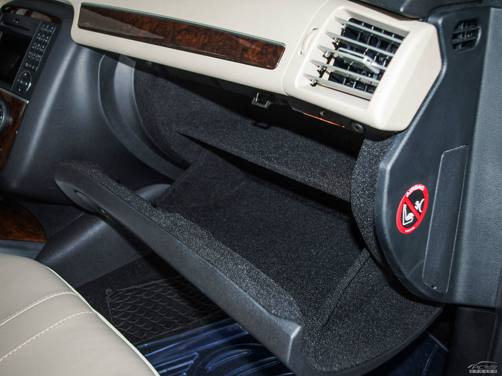 奔馳R級空間高清大圖