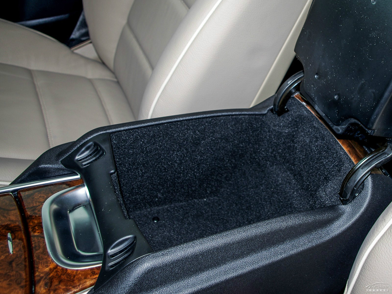 奔馳R級空間高清大圖