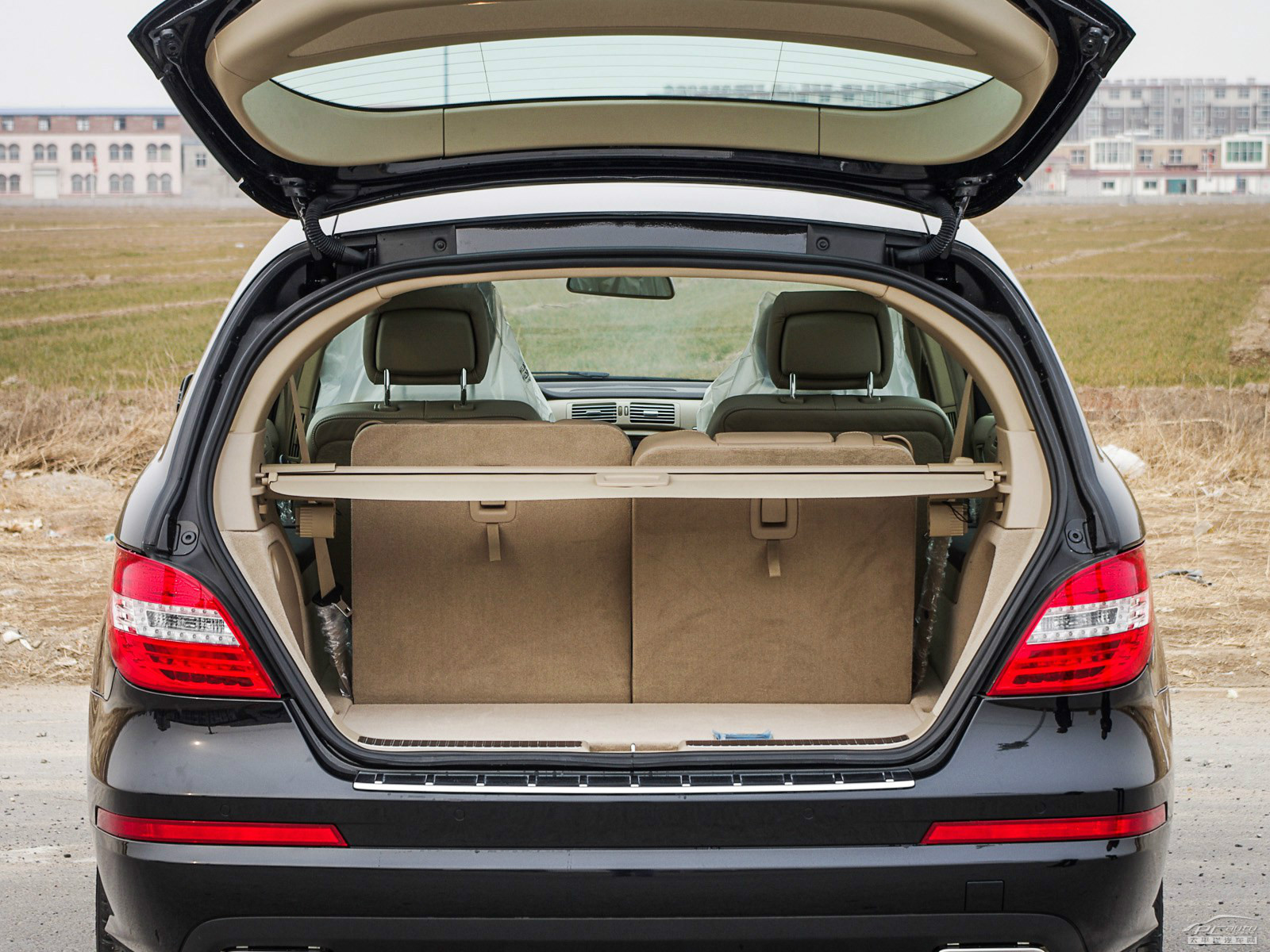 奔馳R級空間高清大圖