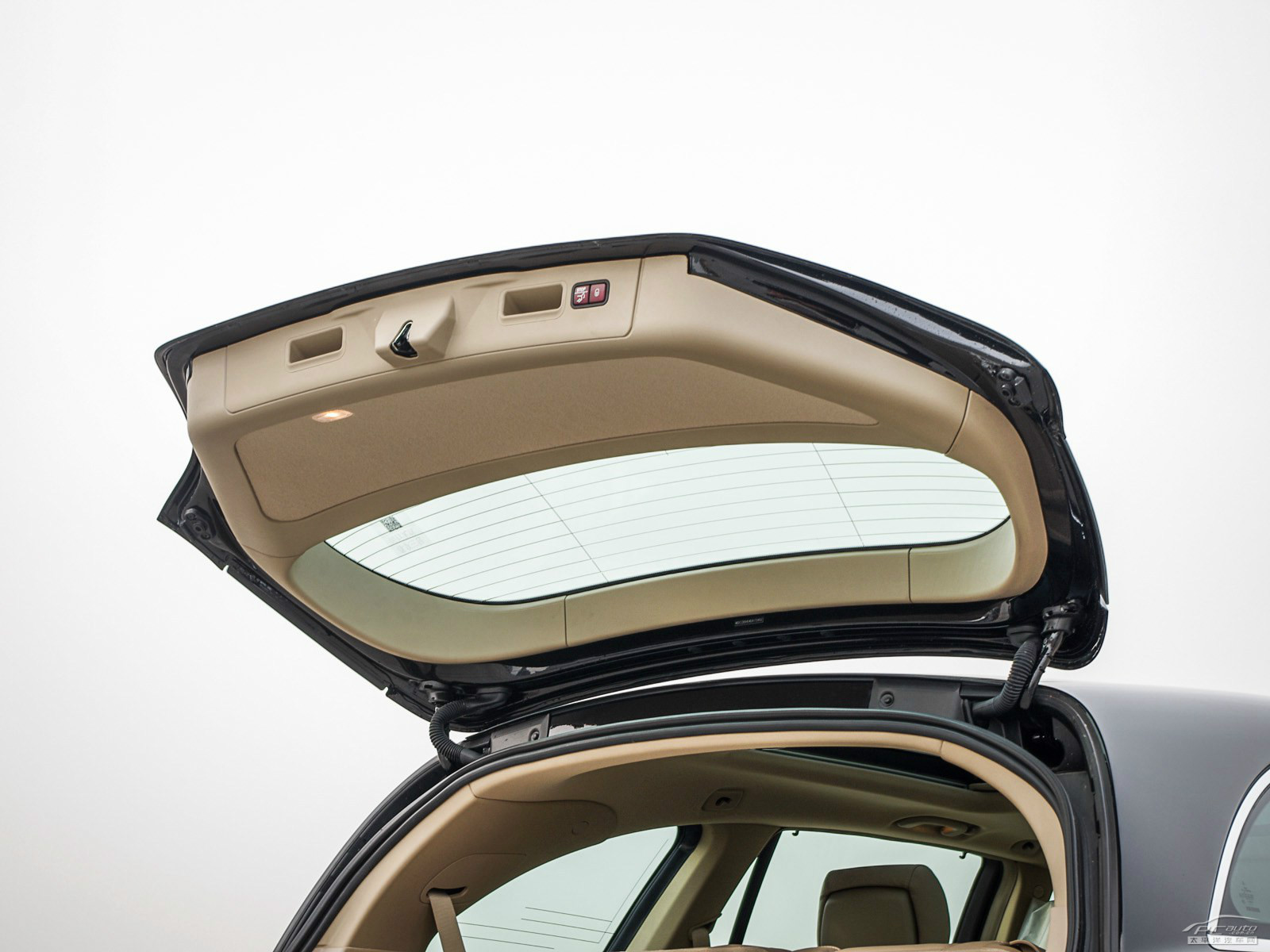 奔馳R級空間高清大圖