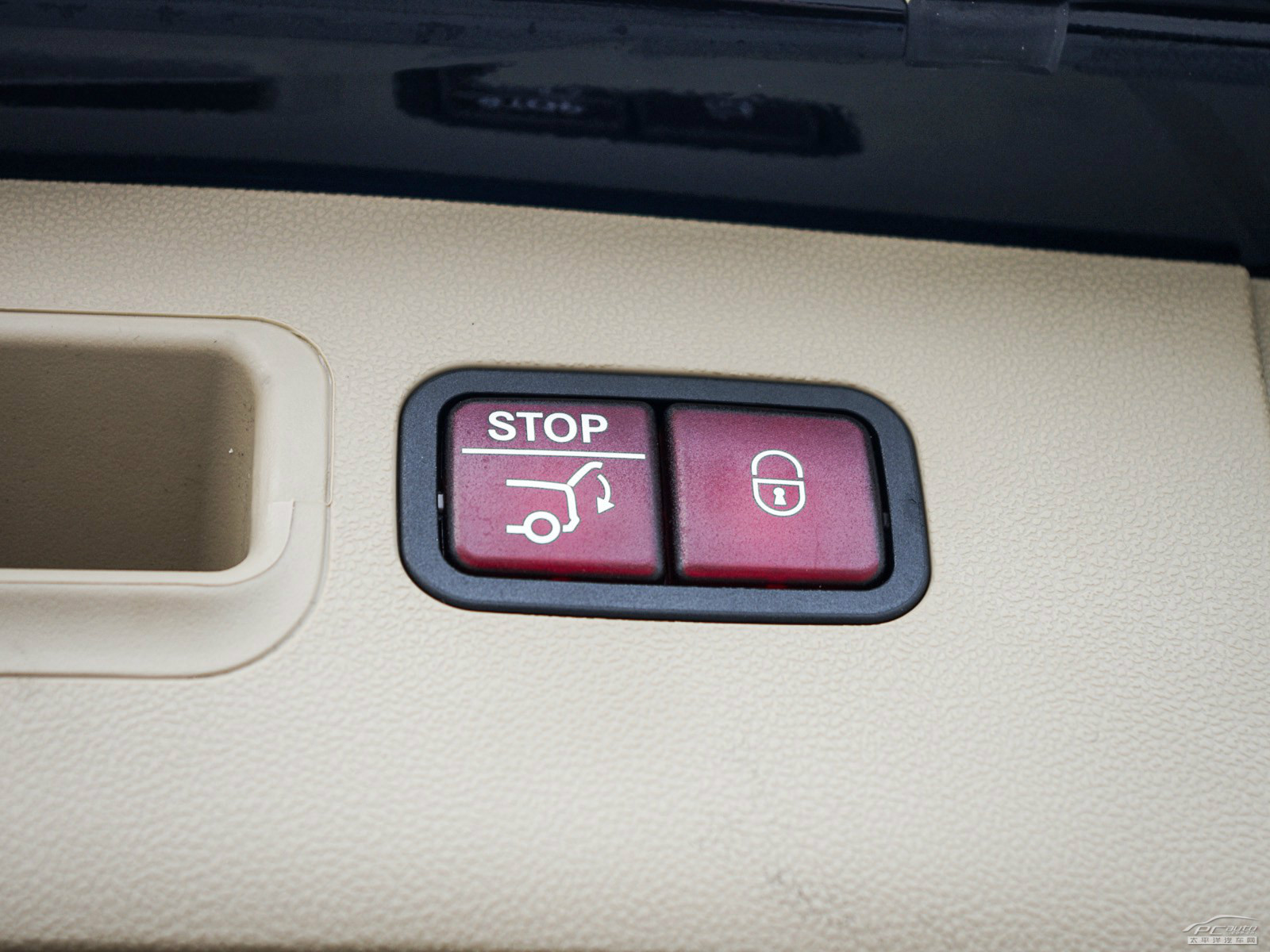 奔馳R級空間高清大圖