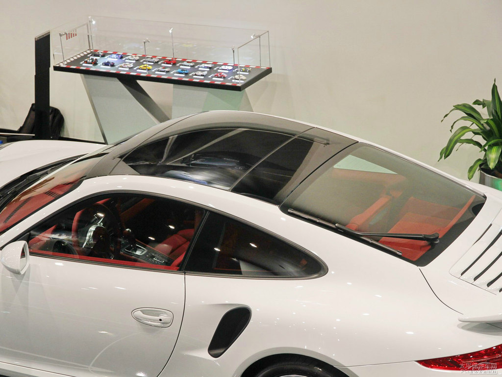白色保時(shí)捷911車身外觀圖片