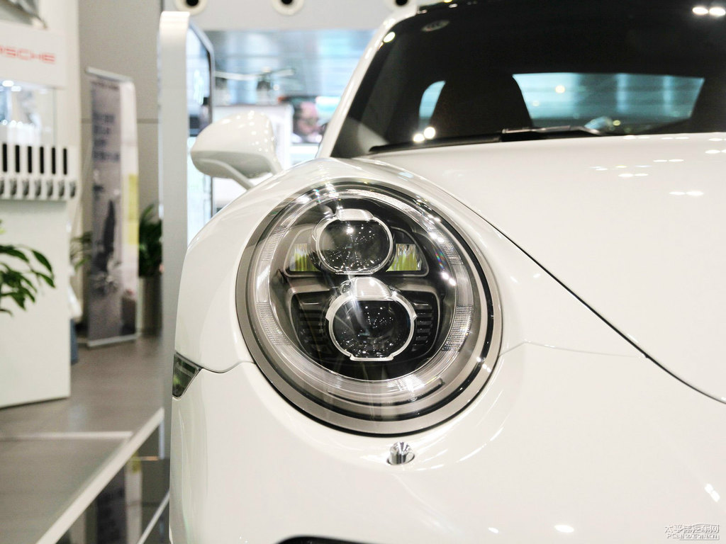 白色保時捷911車頭外觀圖片