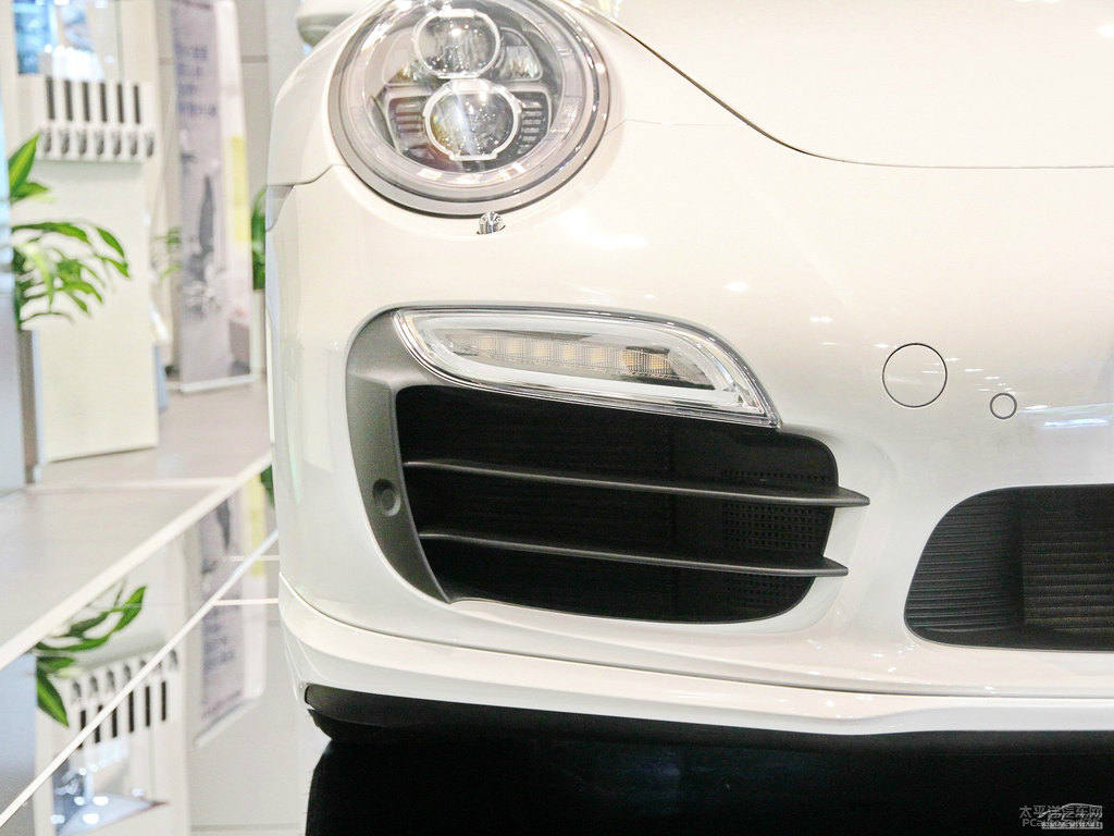 白色保時(shí)捷911車頭外觀圖片