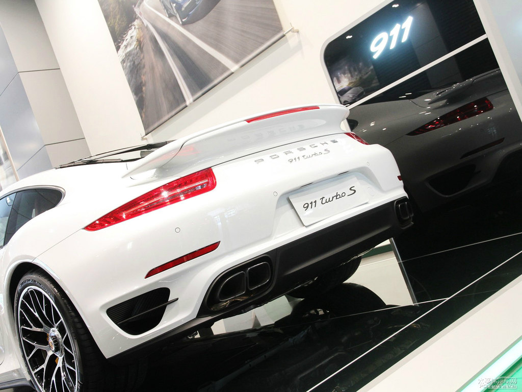 白色保時(shí)捷911車尾外觀圖片