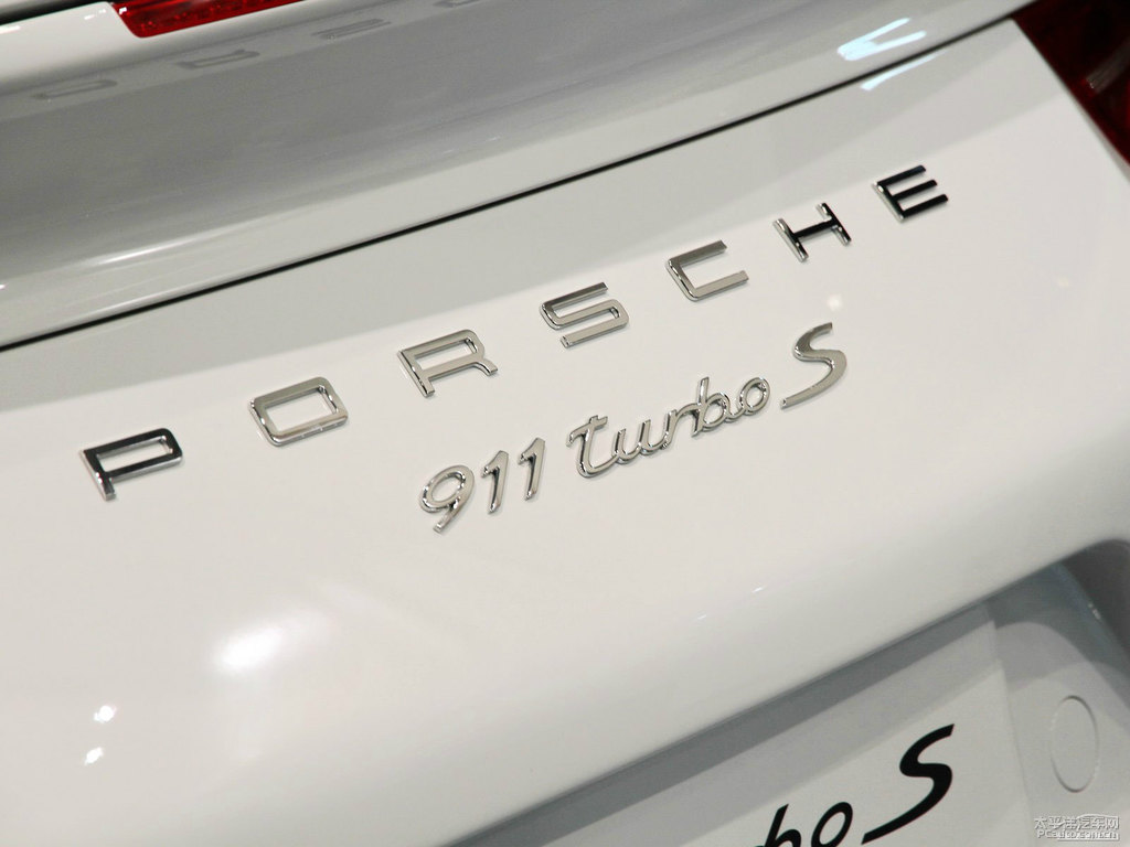 白色保時捷911車尾外觀圖片