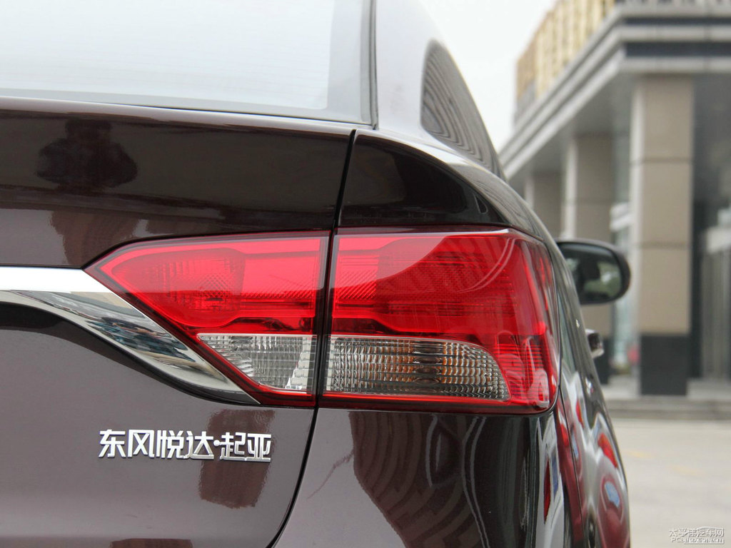 暗櫻紅福瑞迪車尾外觀圖片