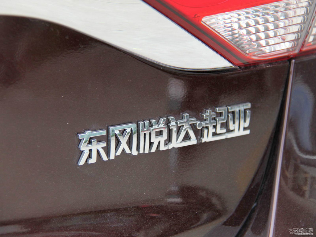 暗櫻紅福瑞迪車尾外觀圖片