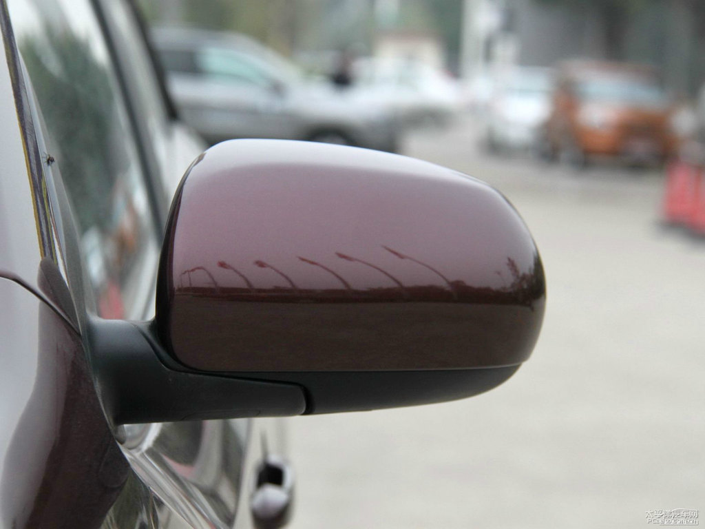 暗櫻紅福瑞迪車身外觀圖片