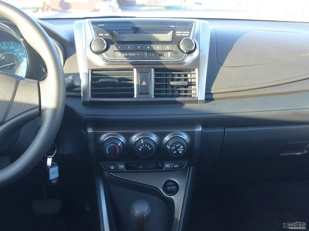 珊瑚紅YARiS L 致炫中控內(nèi)飾圖片