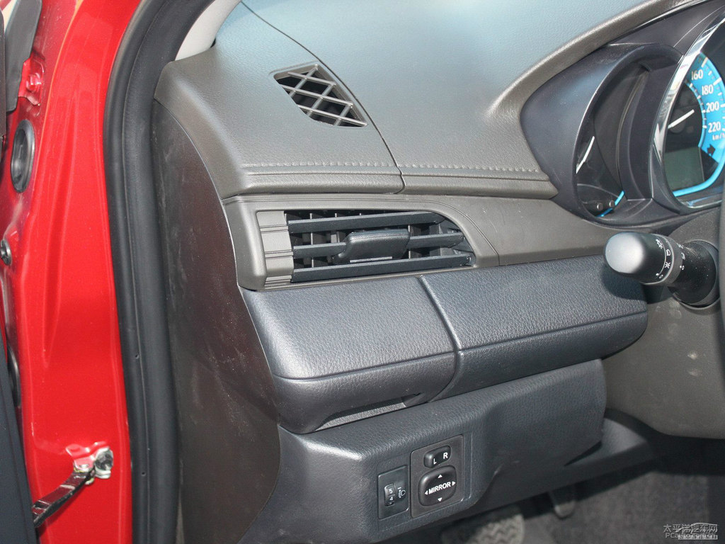 珊瑚紅YARiS L 致炫中控內(nèi)飾圖片