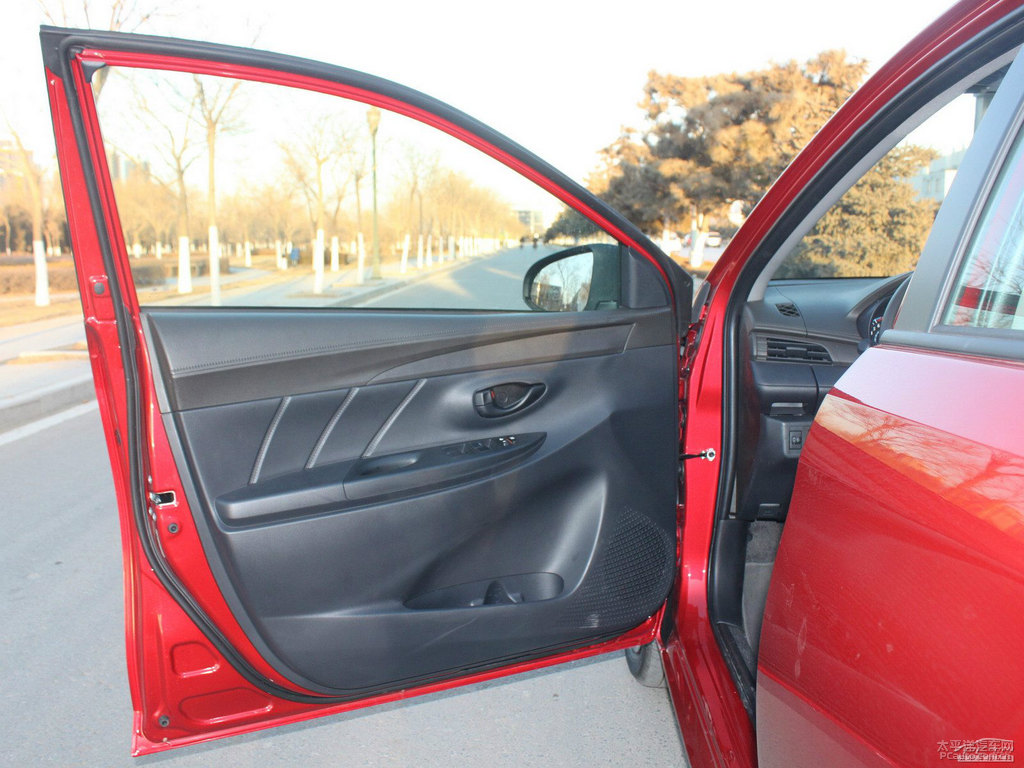 珊瑚紅YARiS L 致炫車廂內飾圖片