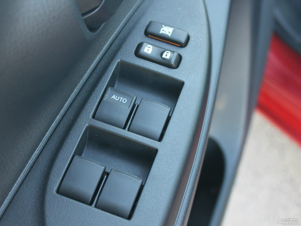 珊瑚紅YARiS L 致炫車廂內(nèi)飾圖片