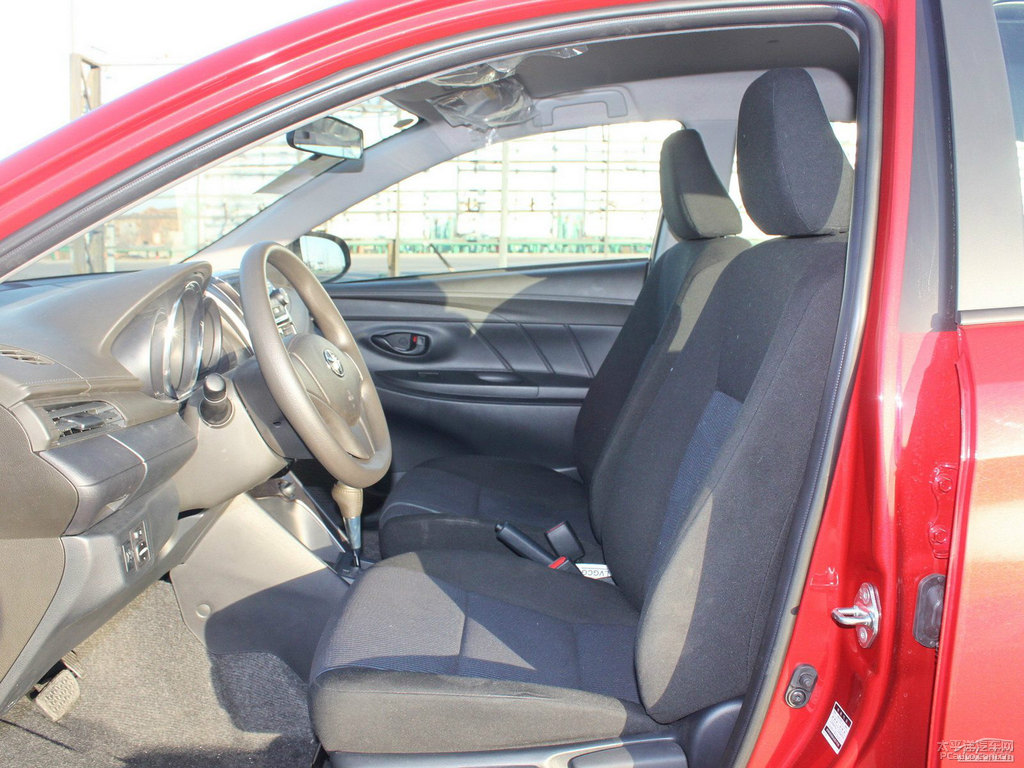 珊瑚紅YARiS L 致炫駕乘空間空間圖片