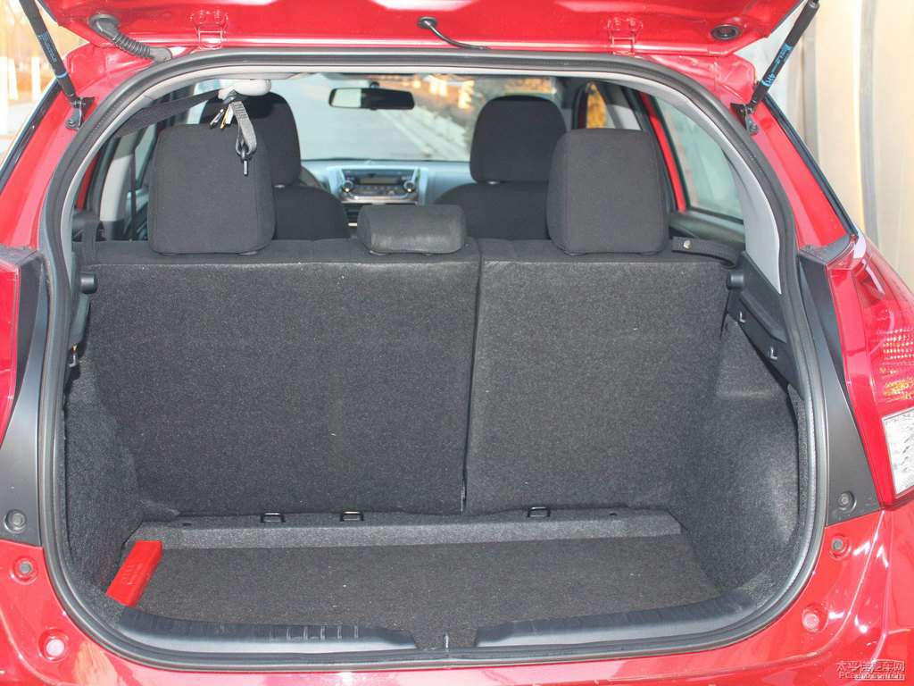 珊瑚紅YARiS L 致炫后備廂空間圖片