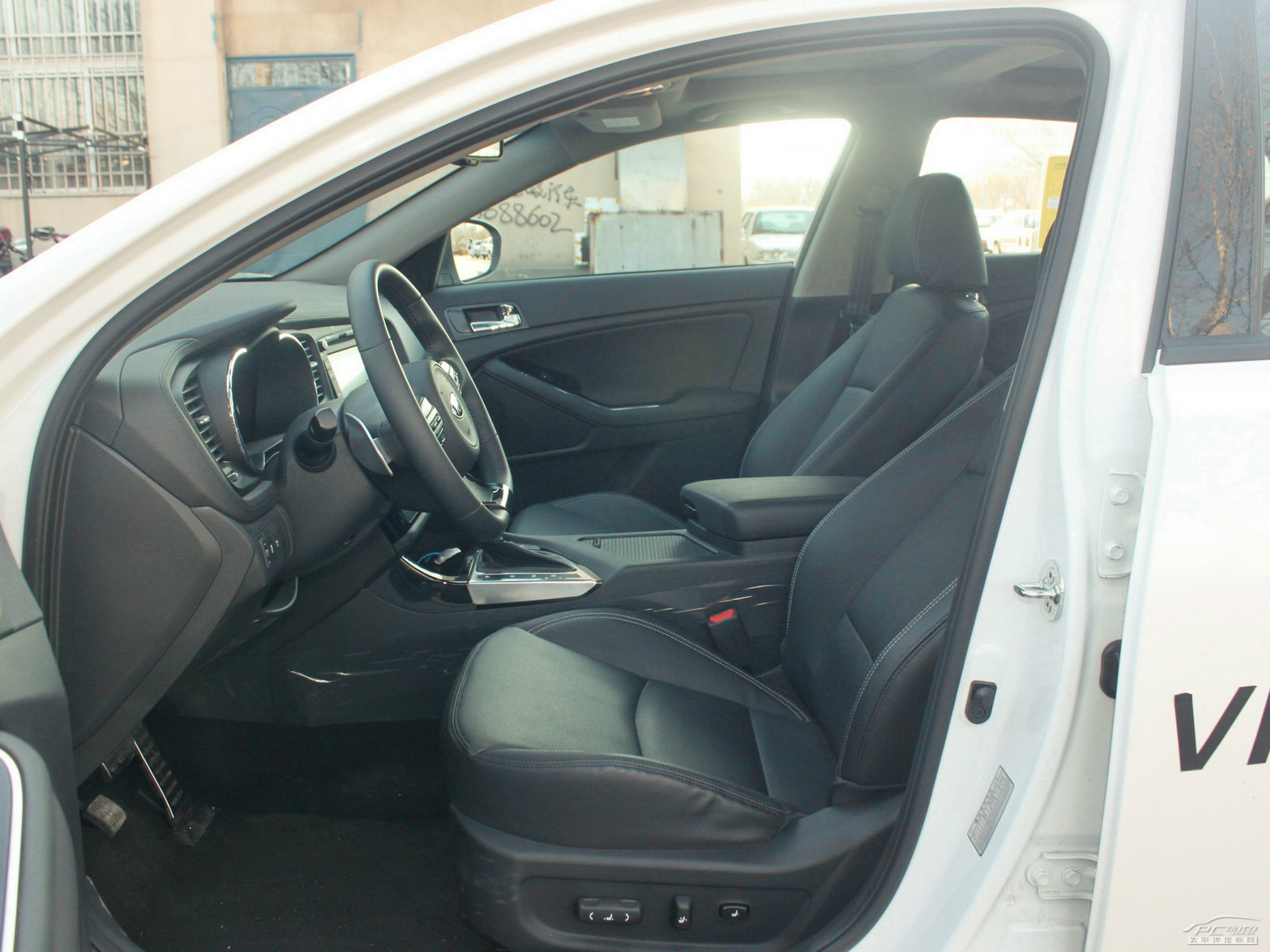 起亞K5凱酷空間高清大圖