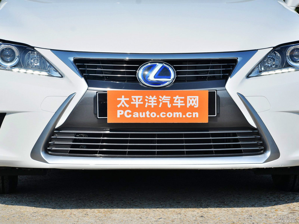 珍珠白雷克薩斯CT車頭外觀圖片