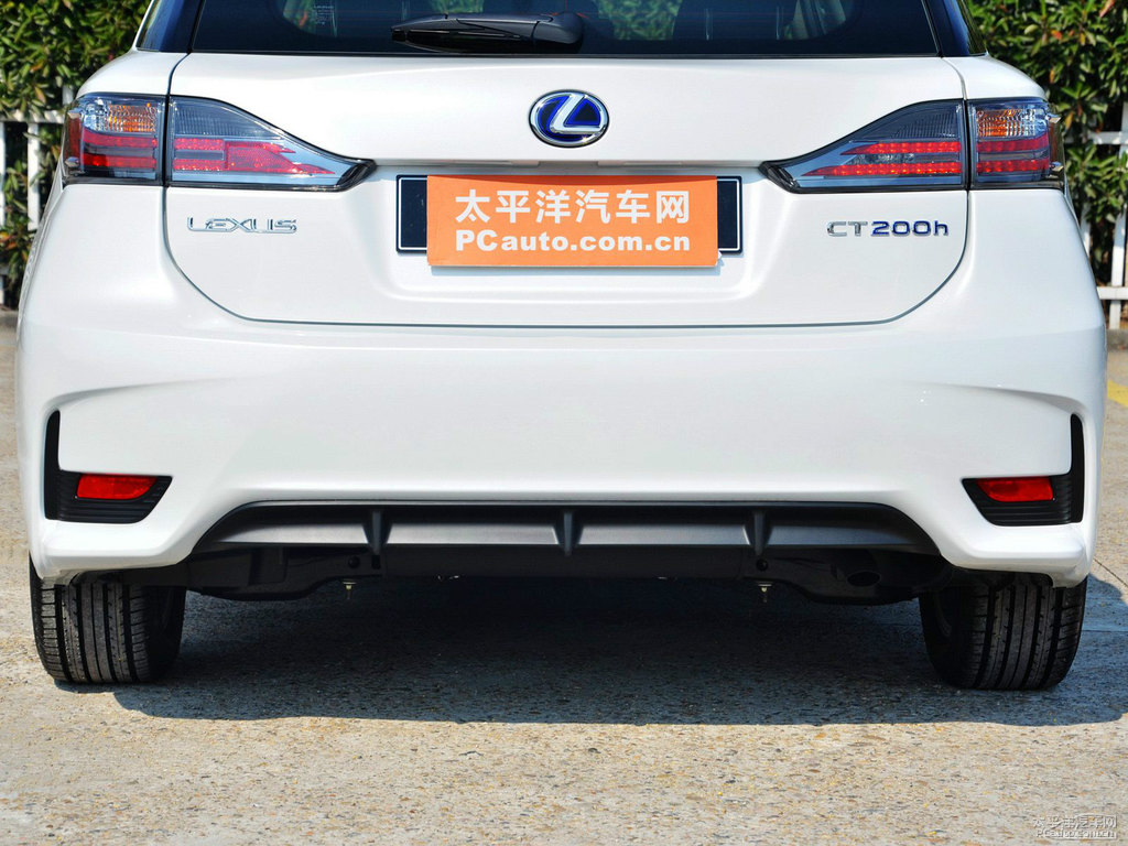 珍珠白雷克薩斯CT車尾外觀圖片