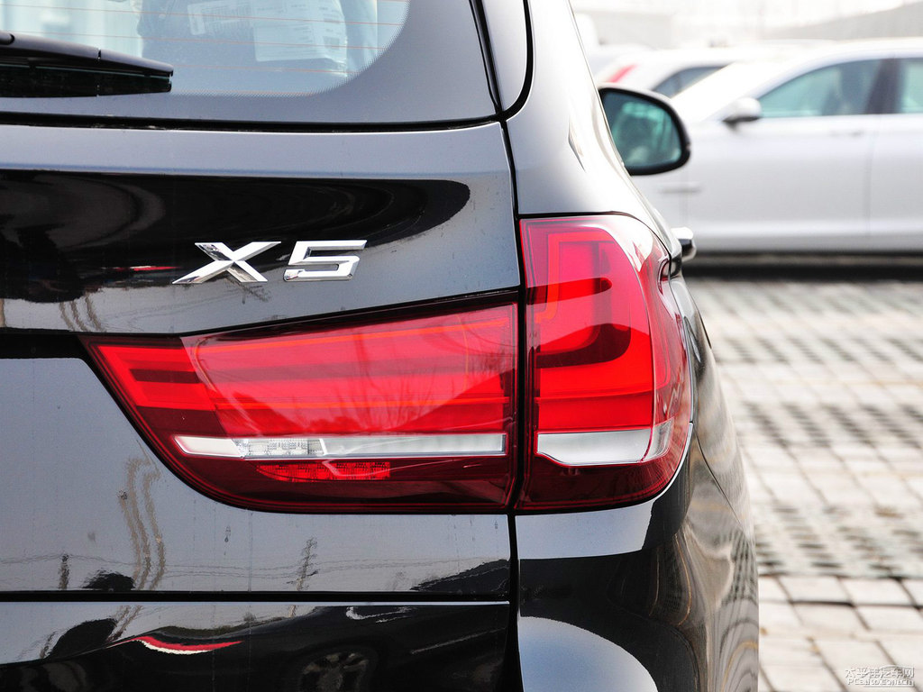 炭黑寶馬X5(進(jìn)口)車尾外觀圖片