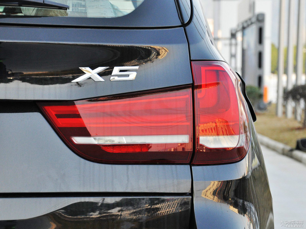 炭黑寶馬X5(進(jìn)口)車尾外觀圖片