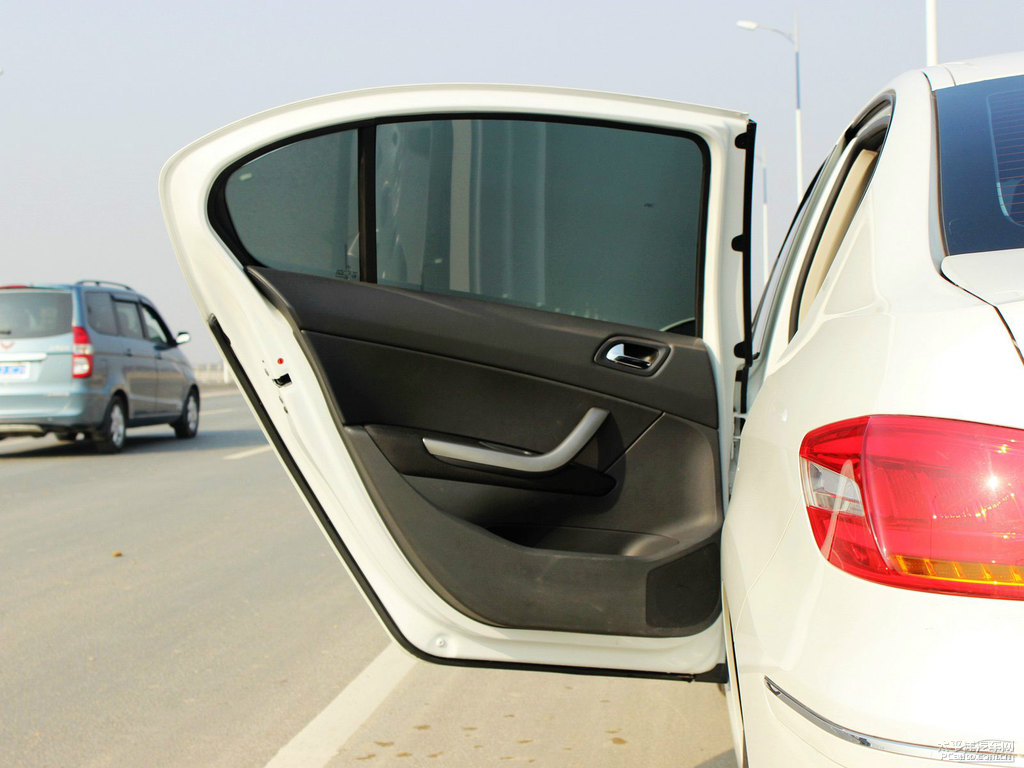 珠光白標致408車廂內(nèi)飾圖片