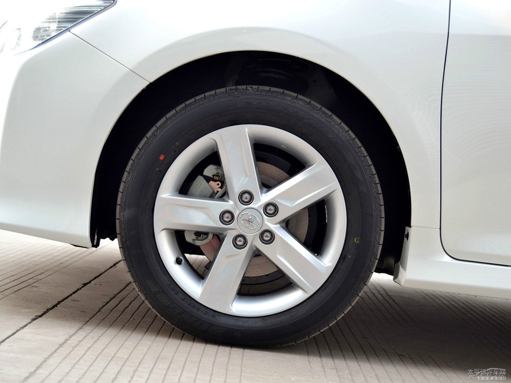 珍珠白凱美瑞車(chē)身外觀(guān)圖片